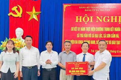 Xã Đại Lộc trao 50 triệu đồng hỗ trợ sinh kế cho người dân xã Trà Vân