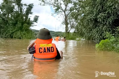 Công an xã Bình Minh khuyến cáo người dân vùng ngập