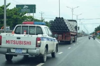 Phạt gần 80 triệu đồng vì xe chở cọc bê-tông quá tải trọng