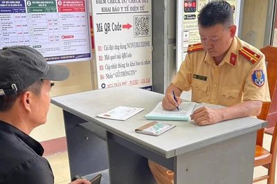 Tài xế xe khách Tiến Cảnh bị phạt 5 triệu đồng vì vượt phải, tạt đầu xe khác