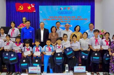 "Tiếp sức" cho học sinh dân tộc thiểu số và vùng biển đảo