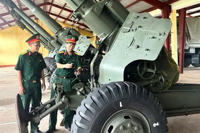 Thiếu tướng Hứa Văn Tưởng kiểm tra công tác hậu cần, kỹ thuật tại Lữ đoàn 572 và Lữ đoàn 573