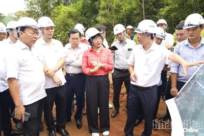 Đoàn giám sát Ủy ban Khoa học, Công nghệ và Môi trường của Quốc hội kiểm tra tiến độ Dự án Đường giao thông liên vùng Khánh Sơn - Khánh Vĩnh