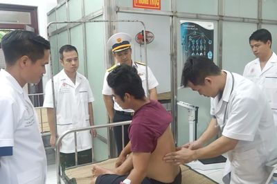 Bệnh xá đảo Song Tử Tây cấp cứu ngư dân bị sỏi niệu quản