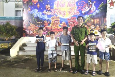 Công an xã Phước Hậu tổ chức chương trình Trung thu cho thiếu nhi