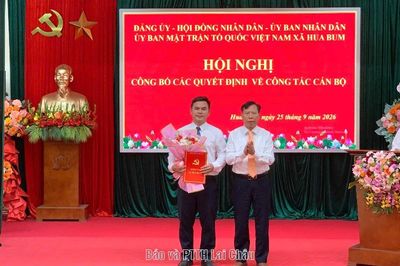 Đảng ủy xã Hua Bum công bố các quyết định về công tác cán bộ
