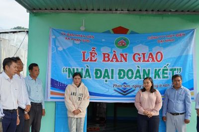 Công ty Thủy điện Đại Ninh bàn giao 2 căn nhà đại đoàn kết tại xã Phan Sơn