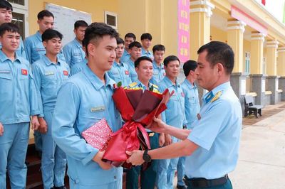 Thi tốt nghiệp thực hành bay thành công cho học viên phi công quân sự