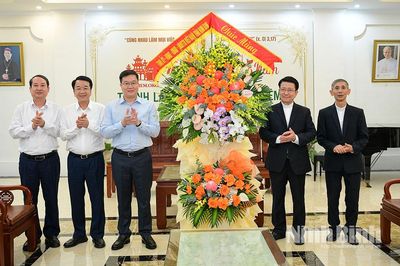 Đoàn đại biểu Tỉnh ủy, HĐND, UBND, Ủy ban MTTQ Việt Nam tỉnh thăm, chúc mừng Tòa Giám mục Phát Diệm nhân dịp kỷ niệm 125 năm thành lập Giáo phận