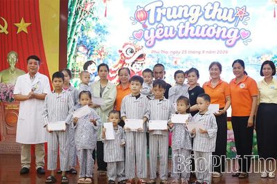 Tặng 100 suất quà Trung thu cho bệnh nhi đang điều trị tại Bệnh viện Đa khoa Hòa Bình