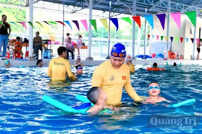 Thầy dạy bơi trưởng thành từ dòng Long Đại