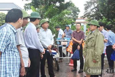 Đồng chí Phó Chủ tịch UBND tỉnh Lê Văn Bảo kiểm tra hố sụt lún tại xã Hiếu Giang