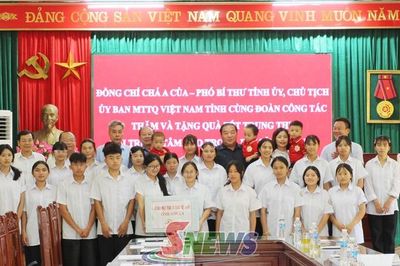 Đồng chí Chá A Của thăm, tặng quà Trung tâm Bảo trợ xã hội tỉnh nhân dịp Trung thu