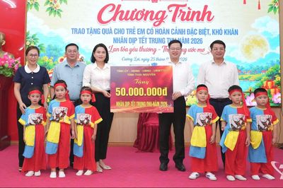 Đồng chí Đinh Quang Tuyên tặng quà Trung thu tại xã Cường Lợi