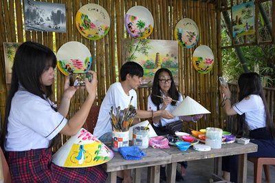 Người Nhật học vẽ nón lá