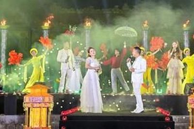 Kể câu chuyện âm nhạc 'Nhìn những mùa thu đi' giữa Hoàng cung Huế