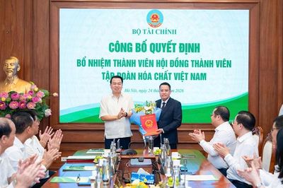 Ông Nguyễn Văn Đông nhận quyết định bổ nhiệm Thành viên HĐTV Vinachem