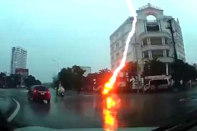 Người phụ nữ ở Nghệ An bị sét đánh ngã xuống đường khi đi xe máy