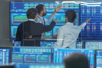 Khối ngoại bán ròng, dòng tiền chuyển mạnh sang SBT và BSR