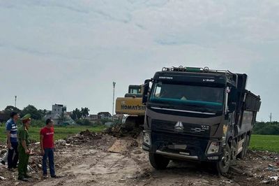 Khởi tố giám đốc công ty vận tải đổ trái phép hơn 4.500 tấn chất thải