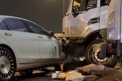 Mercedes tông hàng loạt phương tiện trong mưa, 1 người tử vong