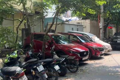 Ô tô, xe máy bủa vây Trường Mầm non Mộ Lao