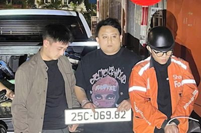 Bắt ba đối tượng đi xe biển giả chở khí cười