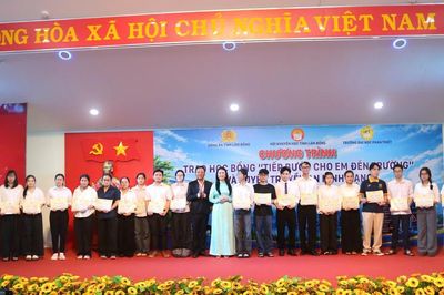 Hội Khuyến học Lâm Đồng phối hợp trao 245 suất học bổng, tuyên truyền an ninh mạng cho sinh viên Trường Đại học Phan Thiết