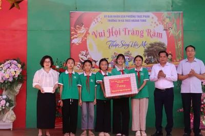 Phó Chủ tịch HĐND tỉnh Bế Minh Đức tặng quà Tết Trung thu Trường Tiểu học và THCS Hoàng Tung
