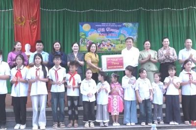 Phó Chủ tịch UBND tỉnh Hà Nhật Lệ tặng quà Tết Trung thu tại Trường Phổ thông nội trú Tiểu học và THCS Hạ Lang