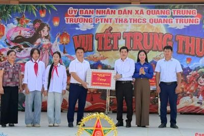 Phó trưởng đoàn chuyên trách Đoàn đại biểu Quốc hội tỉnh Dương Mạc Kiên tặng quà Tết Trung thu tại xã Quang Trung