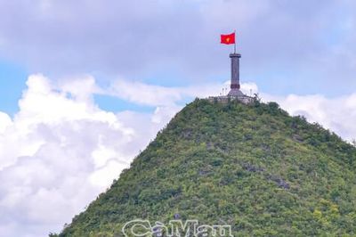 Ngắm Quốc kỳ trên đỉnh Núi Rồng