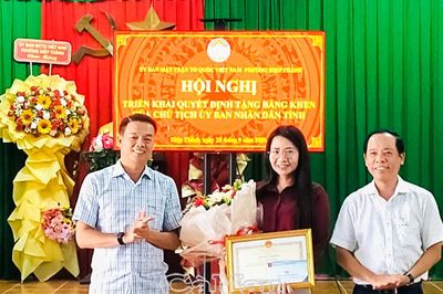 Khen thưởng cá nhân đạt thành tích tại Hội thi Báo cáo viên, tuyên truyền viên giỏi toàn quốc