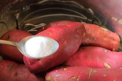 Luộc khoai lang đừng cho đường, thêm chút này vào nồi rồi làm thêm 1 bước, khoai bở bùi, thơm ngọt
