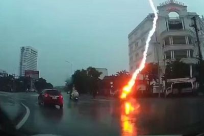 Khoảnh khắc sét đánh tóe lửa, người phụ nữ đi xe máy ở Nghệ An ngã xuống đường