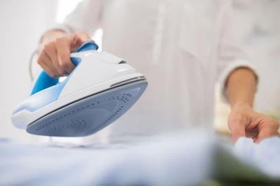 5 lưu ý khi dùng bàn ủi giúp quần áo bền đẹp lại tiết kiệm điện, gia đình nào cũng nên áp dụng
