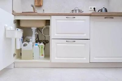 5 thứ không nên tiện tay cất dưới bồn rửa bát