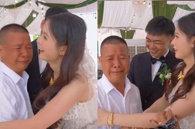 Rưng rưng cảnh bố khóc hu hu khi con gái lấy chồng, cô dâu dỗ mãi không nín