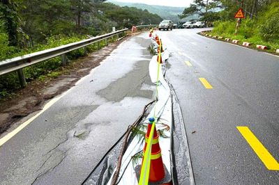 Vết nứt dài 50m lan rộng gần nửa mặt đường trên đèo Mimosa ở Đà Lạt