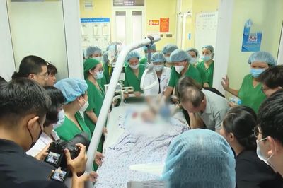 Khoảnh khắc nghẹn ngào tiễn biệt nữ nhân viên y tế hiến tạng cứu người