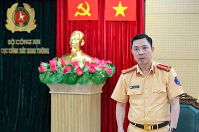 Giữ khoảng cách trên cầu Nhật Tân: CSGT nói không đặt xử phạt lên hàng đầu