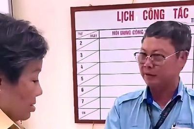 Hành khách nhận lại 100 triệu đồng bỏ quên trên xe buýt