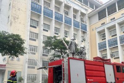 Sinh viên học cách thoát hiểm khi cháy ở nhà cao tầng