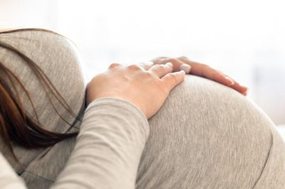 Bắt gặp chồng 5 năm không vào bếp đứng tập nấu ăn bên mẹ đẻ, cô gái bật khóc