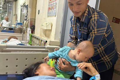 MS 1117: Xót xa cảnh chồng vừa bế con 6 tháng tuổi vừa chăm vợ nằm viện vì chấn thương cột sống sau tai nạn