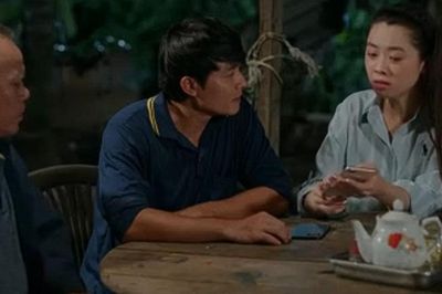 Sau khi lén ghi hình 'cát tặc', Bình lo sợ đang bị theo dõi