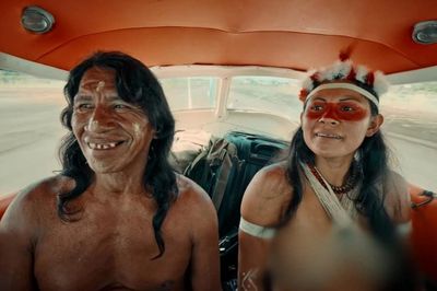 Người bộ tộc biệt lập Amazon lần đầu tới thủ đô: Ăn burger, đi trung tâm thương mại, phản ứng rất khó ngờ