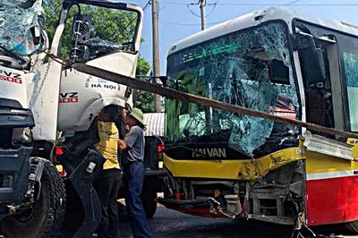 Liên tiếp 2 vụ va chạm xe buýt, Hà Nội yêu cầu chấn chỉnh những gì?