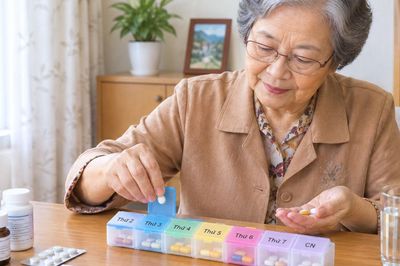 Người cao tuổi dùng nhiều thuốc, làm thế nào để an toàn, hiệu quả?