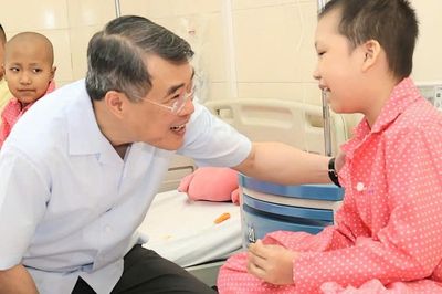 Thủ tướng Lê Minh Hưng thăm, tặng quà Trung thu cho các bệnh nhi Bệnh viện K